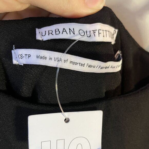 Urban‎ Outfitters NWT Black Stretch Cold-Shoulder Crepe Romper Size XS - Picture 4 of 8
